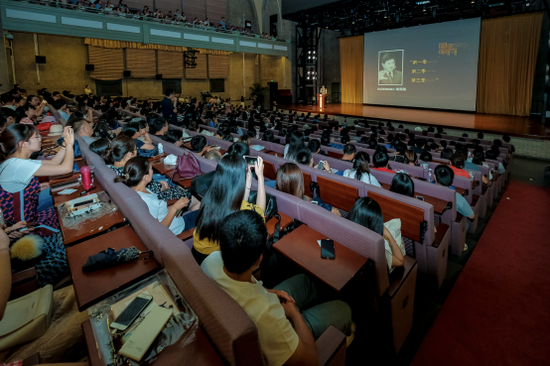 图：主题文化论坛的举办现场清华大学大礼堂坐无虚席