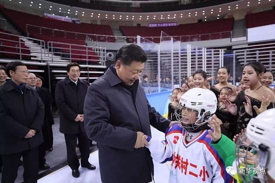 2017年2月24日，习近平在五棵松体育中心热情勉励青少年冰球和队列滑爱好者们。新华社记者 兰红光摄