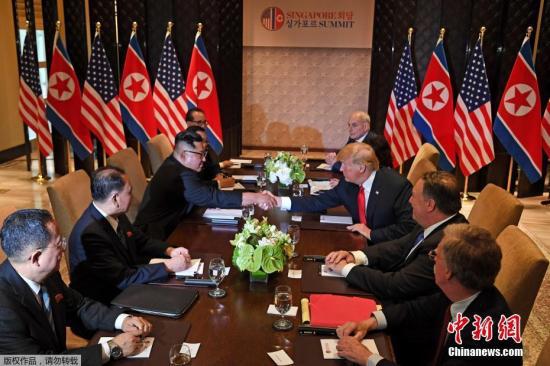 特朗普和金正恩在二楼图书馆坐下后,原本表情严肃,后在翻译的协助下简短交谈几句。两人再次握手10秒以上,都带着笑容。