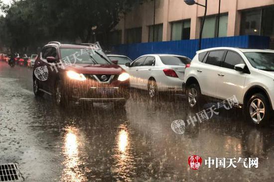 昨天，北京海淀区出现降雨，一时间雨水倾盆而下。