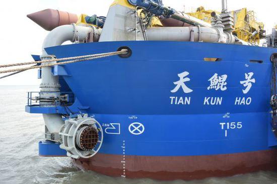 资料图：“天鲲号”停泊在江苏启东的船厂码头 新华社记者毛振华摄