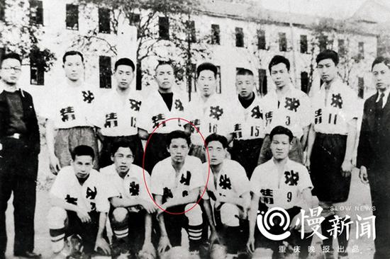 1936年，重庆求精中学足球队合影（前排中为曹越华）。