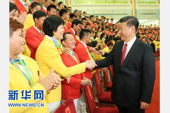 2016年8月25日，习近平在北京人民大会堂会见第31届奥林匹克运动会中国体育代表团全体成员。（图片来源：新华社）