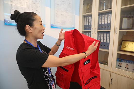 王燕萍展示她那件不常穿的“红马甲”