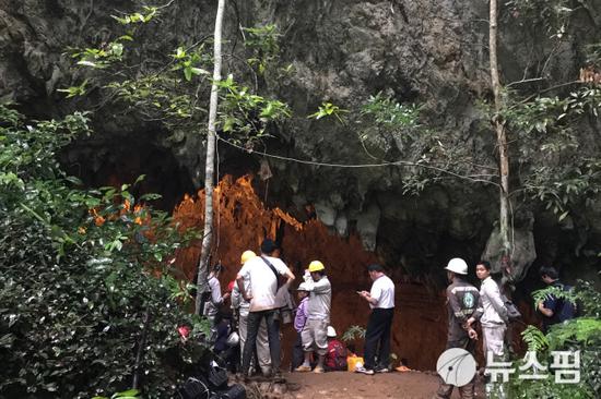泰国一支足球队训练后进入山洞 13人集体失踪