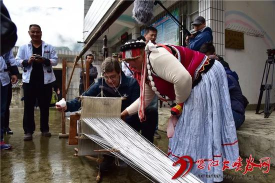 △乌拉圭广泛阵线主席米兰达在云南实地考察扶贫工作