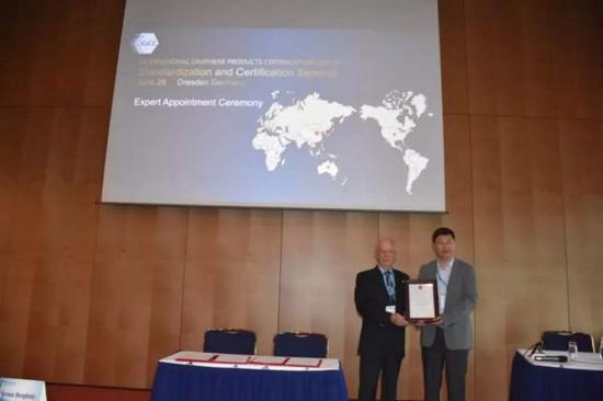 　　中国科学院院士刘忠范6月28日领取了国际石墨烯产品认证中心颁发的证书。（山东利特纳米公司官网）