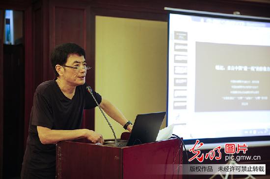 中国新闻摄影学会副会长、中国新闻摄影学会地市报分会会长郑石明作主题演讲。