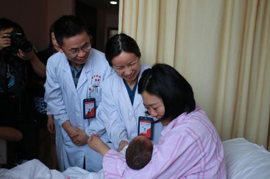 42岁的失独妈妈应贤梅顺利产女。 图片复旦大学附属妇产科医院供图