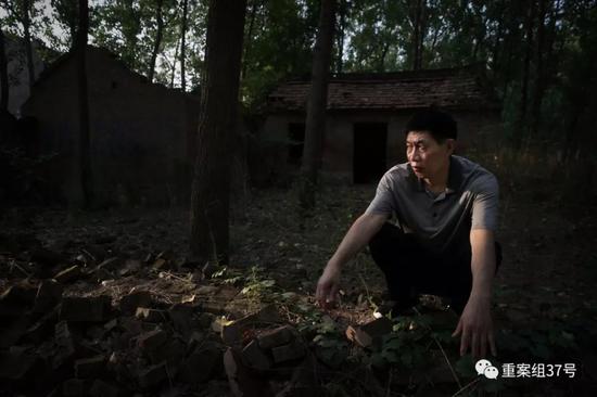 ▲6月27日，张玉玺蹲在老宅的废墟前。    新京报记者 尹亚飞 摄