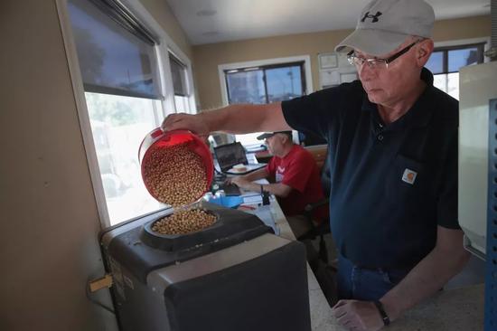 央视:贸易战打响 美最后受害者是靠土地吃饭农