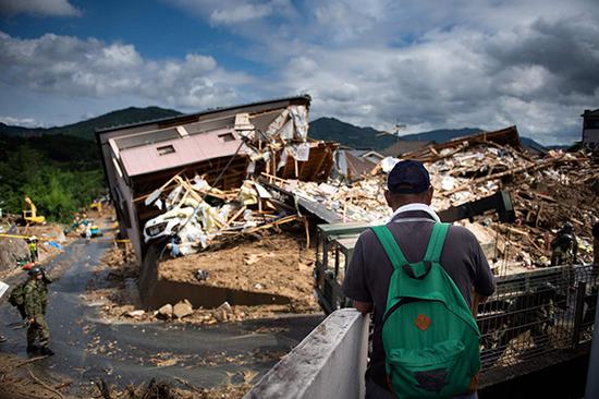 当地时间2018年7月9日，日本广岛熊野，暴雨导致河水暴涨洪水泛滥，洪水过后家园变废墟。视觉中国 图