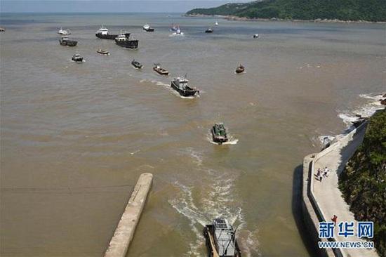 昨天,海上渔船驶入浙江台州市金清大港避风(图片来源:新华网)