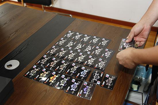 犯罪集团仿制的“信用卡”。本文图片均来自重庆警方