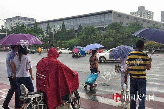 昨天,北京早高峰期间出现降雨。(图/关禺)