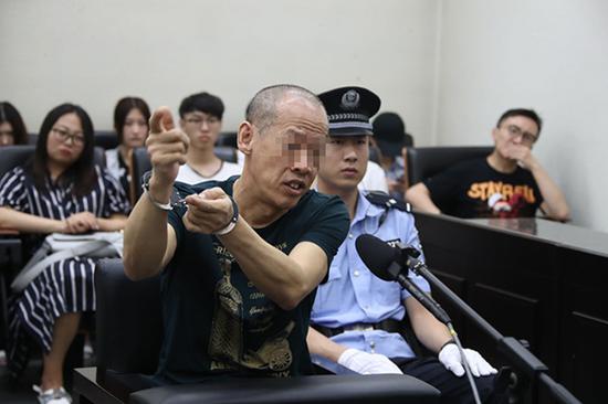 法庭上,李强受审描述杀母原因,称母亲常年恶语相向,案发那天他有点失控。 法制晚报 图