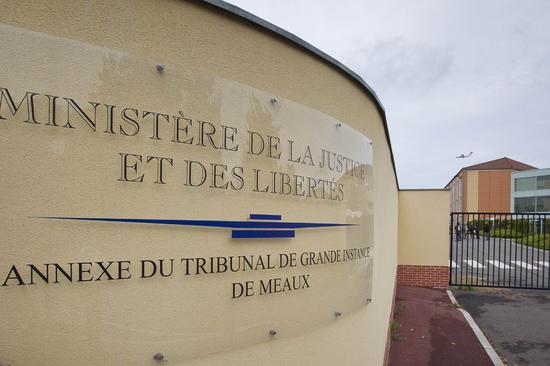 法国两兄弟当街殴打警察夫妇 获刑后不服考虑上诉
