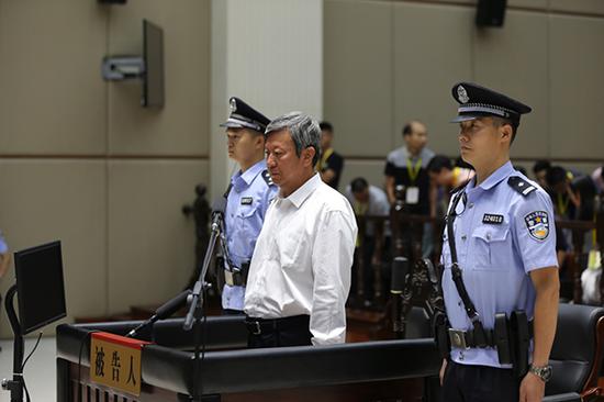 7月12日,江苏省常州市中级人民法院公开宣判中共河北省委原常委、政法委原书记张越受贿案,对被告人张越以受贿罪判处有期徒刑十五年,并处罚金人民币五百万元;对张越受贿所得财物及其孳息予以追缴,上缴国库。张越当庭表示服从判决,不上诉。 常州市中级人民法院 供图