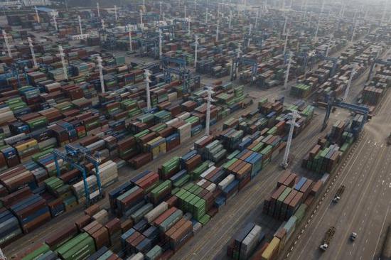资料图片：2018年6月13日拍摄的宁波舟山港穿山港区集装箱码头货场（无人机拍摄）。 新华社记者 黄宗治 摄