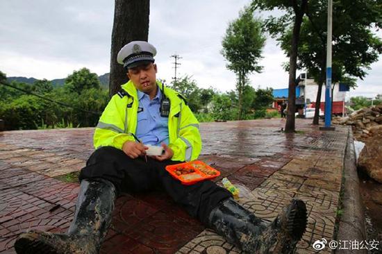 唐骥端着饭睡在路边。图片来源：江油公安