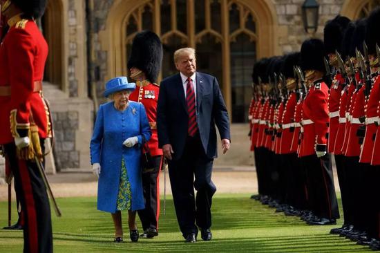 ▲英国女王与特朗普一起检阅仪仗队。