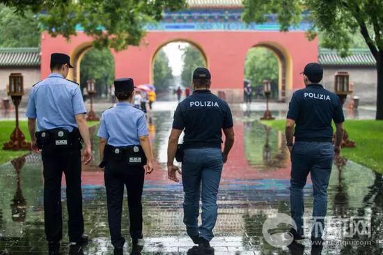 中国公安民警与意大利警员在北京天坛公园  摄影：李昊