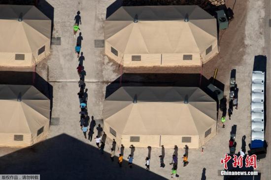当地时间2018年6月19日，美国得克萨斯州厄尔巴索，移民儿童被安置在美墨边境新建的帐篷内。