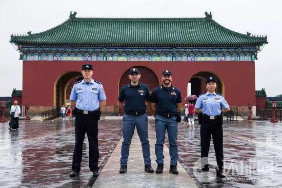 7月17日上午，中国公安民警与意大利警员一道，在北京天坛公园开展联巡工作，服务游客。  摄影：李昊