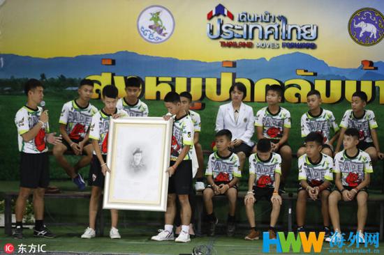 泰国足球队出院首亮相 透露洞穴生活：每天轮流挖洞