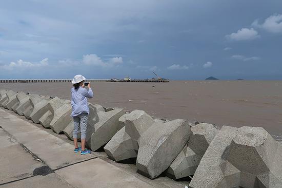 2018年7月21日，台风“安比”逼近成都，全城全力以赴做好防御工作。金山城市沙滩海堤严阵以待。视觉中国 图
