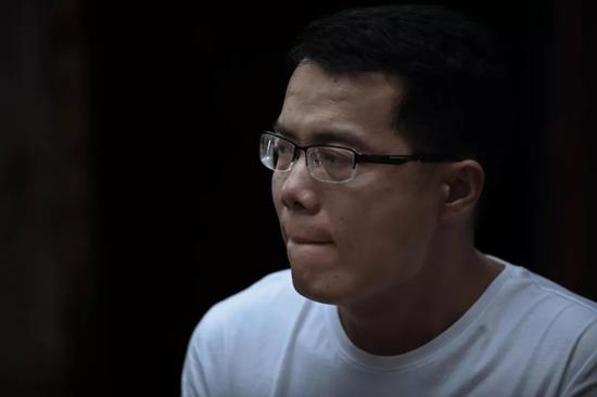 2018年7月10日，河南新密。张海超坐在家中的院子里，给记者讲述“开胸验肺”后，自己生活的种种不易，几度落泪。新京报记者尹亚飞 摄