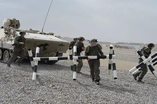 ▲俄军参赛分队正在进行越障训练。