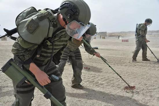 ▲备战“安全路线”竞赛的俄军工程兵分队使用地雷探测器进行扫雷训练。