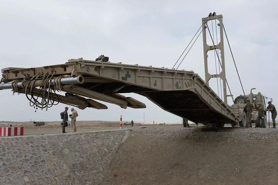 ▲GQL-111型重型机械化桥车正在训练场展开。