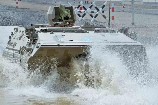 ▲俄军试驾中国研制的ZSD-89装甲输送车。