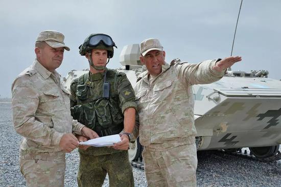 ▲参赛的俄军工程兵分队正在查看中国武器的情况。