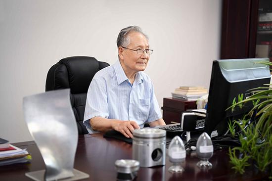 周尧和工作照。本文图片均为 上海交通大学 供图