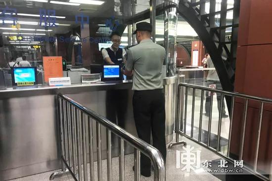 军人可持有效证件在哈尔滨地铁客服中心免费购票。