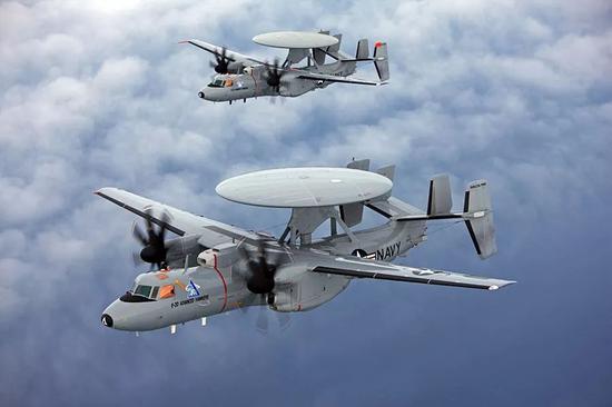 ▲美海軍E-2D“先進鷹眼”預警機,可藉助CEC系統,在“宙斯盾”戰艦雷達的探測範圍外,提供目標數據,擴展戰艦的防空攔截範圍。