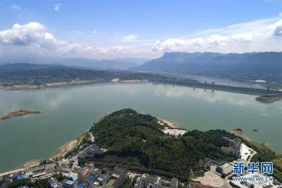 2018年6月2日，无人机在湖北省秭归县茅坪镇拍摄的三峡大坝船闸及凤凰山水域。图片来源：新华社