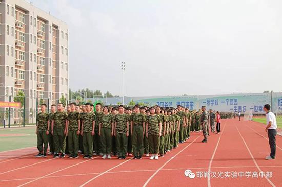 河北邯郸一无资质民办高中开学军训 官方回应