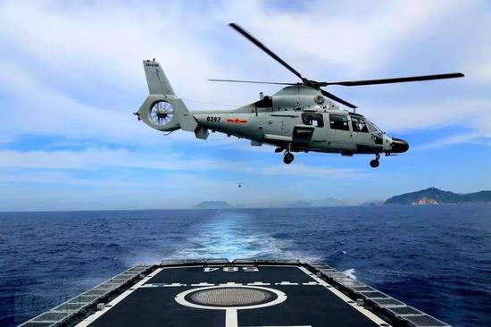 ▲演习中，直-9直升机从中国海军056型护卫舰梅州舰（舷号584）上起飞。（军报记者网站）