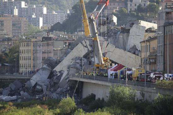当地时间2018年8月15日，意大利热那亚， 大桥坍塌事故现场。 视觉中国 图