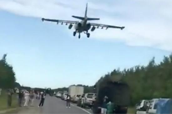 俄罗斯军机在繁忙高速公路着陆 惊呆路人