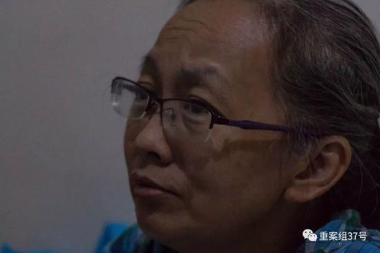 ▲肺癌患者顾前芬（化名）介绍个人病情以及买药经历。    实习生 陈婉婷 摄