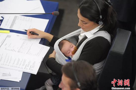 2010年，欧洲议会在法国为延长产假的提案举行投票，代表Ronzulli带着孩子出席。她后来经常带孩子工作，女儿成为议会常客。图自中新社