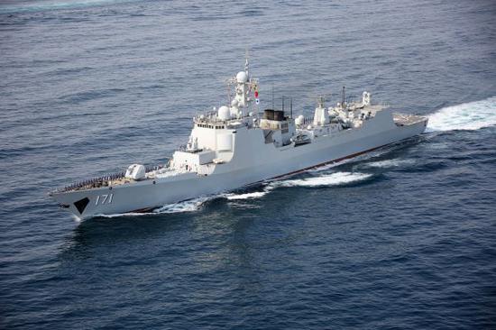 資料圖片:中國國產現代化導彈驅逐艦海口艦在執行第二十七批護航任務期間在海上航行。(2017年8月28日)。