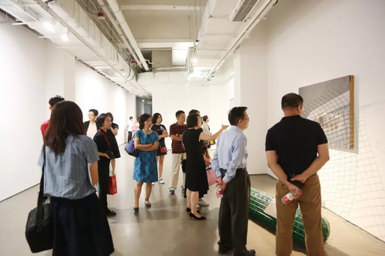  艺术家臧坤坤将架上绘画与现成品结合，通过创作将日常之物变得充满惊喜。