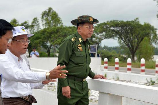 缅甸国防军总司令敏昂莱（右）29日在仰光视察洪灾情况。（法新社）