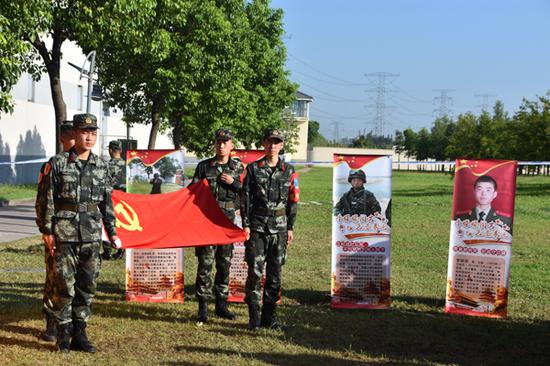 战友们在训练间隔举行向李保保同志学习活动，进一步激发战斗热情。  查雨 图